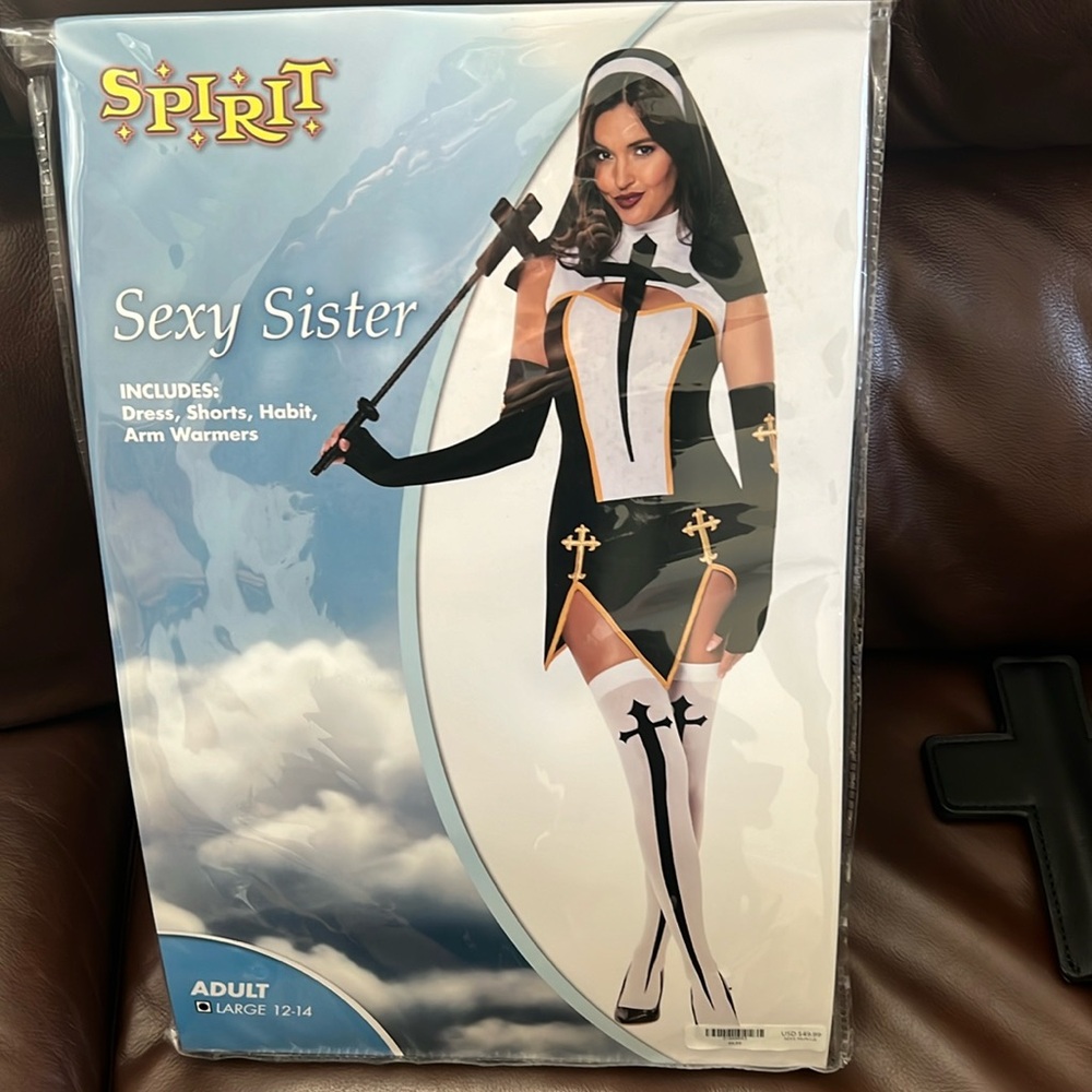 NUN HALLOWEEN COSTUME! ONLY WORN ONCE. COMES WITH EVERYTHING IN PICTURE!!!